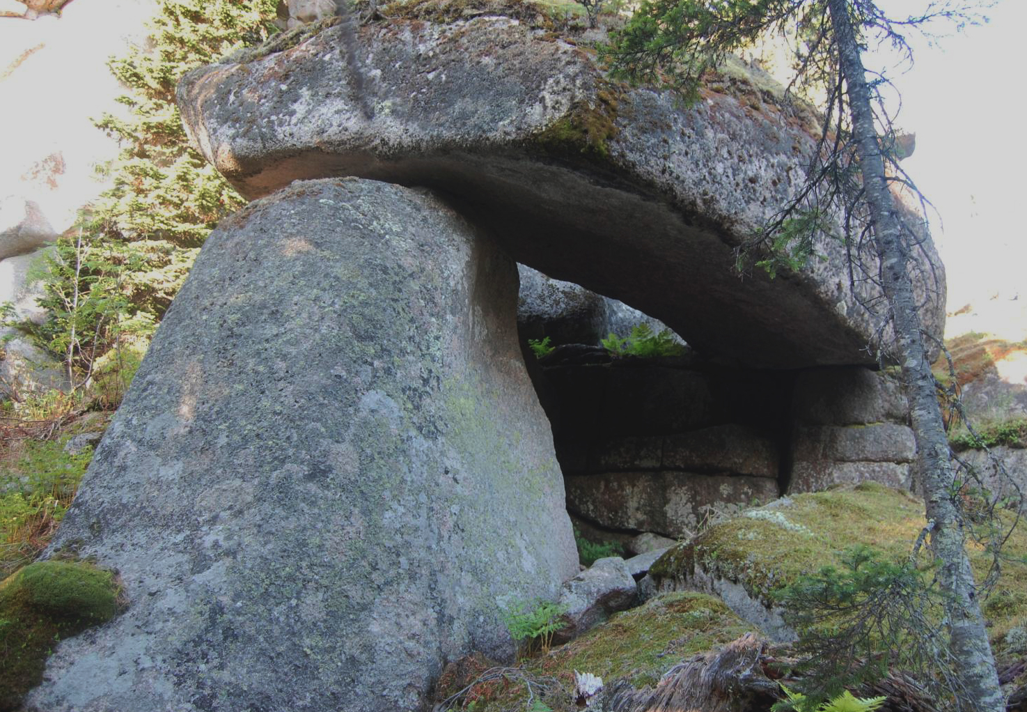 Мегалит из горной Шории, фото И.Амелина
